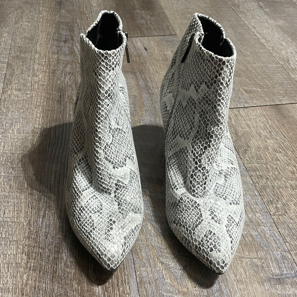 Reaction Kenneth Cole Snakeskin Kitten Heel Ankle Boots Booties - Picture 2 of 8